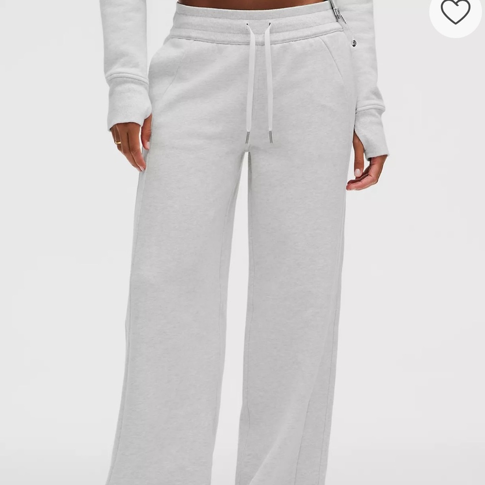 Scuba Mid-Rise Wide-Leg Pant
Regular - Heathered Core Ultra Light Grey